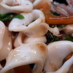 ข้าวกระเพราปลาหมึก