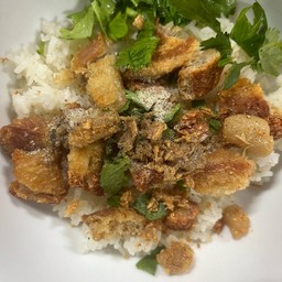 ข้าวต้มแห้งหมูกรอบ