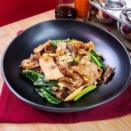 เส้นใหญ่ผัดซีอิ้วหมู