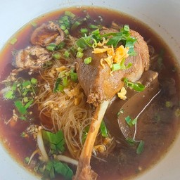 ร้านข้าวหมูหอม "แปะตี๋"(เมืองแกลง)