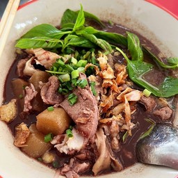 ก๋วยเตี๋ยวหมู  (น้ำตก)