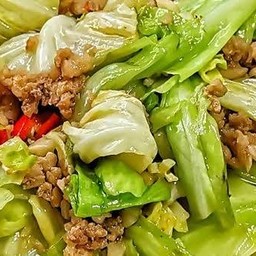 ผัดกะหล่ำปลีหมูสันนอกชิ้นราดข้าว