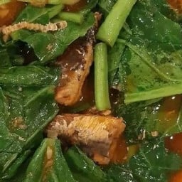 ข้าวราดผัดคะน้าปลากระป๋อง