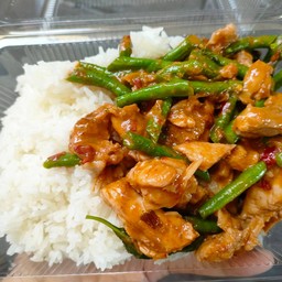 ข้าวพริกแกงไก่กรอบ