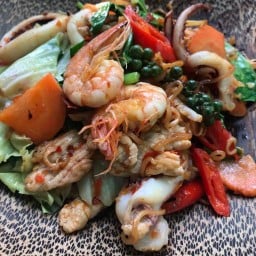 ปุ้มปุ้ยผัดเส้นทะเลร้อน ร่มเกล้า