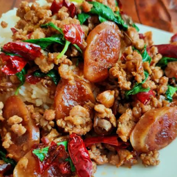 กะเพราหมูสับกุนเชียงราดข้าว