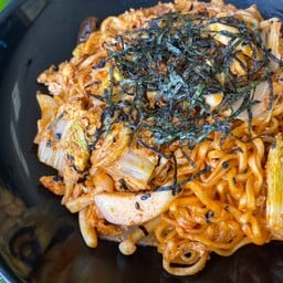 รามยอนเกาหลีผัดไข่ใส่ไส้กรอก ฟรี โค้ก