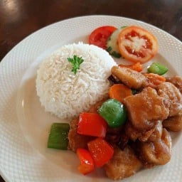 เต้าหู้ผัดเม็ดมะม่วงราดข้าว