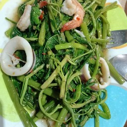ผักบุ้ง+กระเฉดผัดกุ้งปลาหมึก(ยิ่งนานจะยิ่งเหนียวดำ)