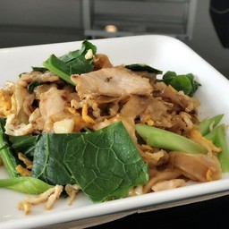 [อร่อยซ่ากับโค้ก] ผัดซีอิ๊ว +  โค้ก ออริจินัล (ขวด)