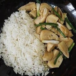ผัดเห็ดรวม ราดข้าว