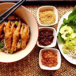 ก๋วยเตี๋ยวตีนไก่