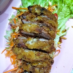 ยำหมูทอด