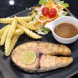 สเต็กปลาแซลมอนซอสเกรวี่พริกไทยดำ