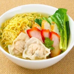 ชายสี่บะหมี่เกี๊ยว ตรงข้ามเสนพงศ์