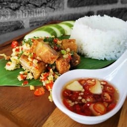 หมูกรอบพิโรธ ราดข้าว