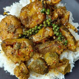 ผัดเผ็ดปลาดุกทอด + ซุปสาหร่าย