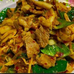 ข้าวพริกแกงเนื้อหน่อไม้ดอง