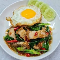 ข้าวคะน้าหมูกรอบ(ฟรีไข่ดาว)