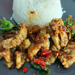 ไข่ปลาหมึกผัดกะเพรา + ซุปสาหร่าย