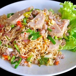ยำมาม่าหมูสับ