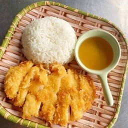 ข้าวไก่ทอดราดน้ำปลา