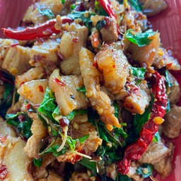 กระเพราหมูสามชั้นพริกแห้ง