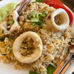 ข้าวผัดปลาหมึก