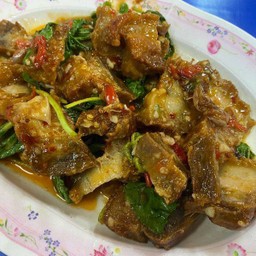 หมูกรอบผัดใบกระเพรา