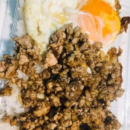 ผัดกะเทียมพริกไทยหมูสับราดข้าว