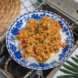 กะเพราไก่ชิ้นคลุกไข่เจียวราดข้าว