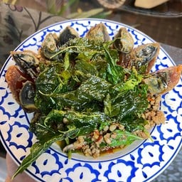 ไข่เยี่ยวม้ากะเพรากรอบ(กับข้าว)