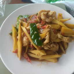 ข้าวราดผัดหน่อไม้ไก่