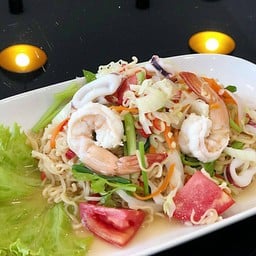 [อร่อยซ่ากับโค้ก] ยำมาม่าทะเล +  โค้ก ออริจินัล (ขวด)