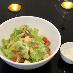 [อร่อยซ่ากับโค้ก] ซีซาร์สลัดเบคอนทอด +  โค้ก ออริจินัล (ขวด)