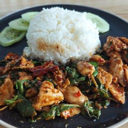 กะเพราไก่ชิ้น + ซุปสาหร่าย