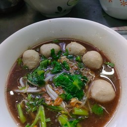 ก๋วยเตี๋ยวลูกชิ้นหมูล้วนน้ำตก-ใส