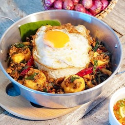 กะเพราเต้าหู้ + ไข่ดาว (พร้อมข้าว)