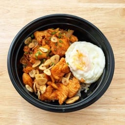 ข้าวกล้องหน้าไก่ผัดซอสโคชูจังไข่ดาว