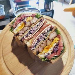 แซนวิชไก่ย่างพริกไทยดำ