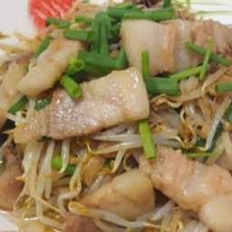 หมูสามชั้นพัดถั่วงอกราดข้าว
