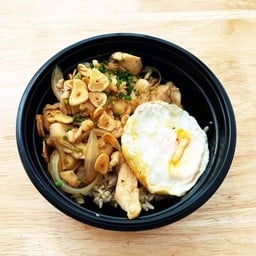 ข้าวกล้องหน้าไก่ผัดซุปปลาแห้งญี่ปุ่นไข่ดาว