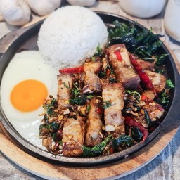 กะเพราสามชั้นทอด + ไข่ดาว (พร้อมข้าว)