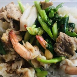 ข้าวคะน้าหมูชิ้น+กุ้ง(ฟรีไข่ดาว)