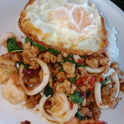 กะเพรารวม+ไข่ดาว