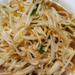 ผัดถั่วงอกน้ำมันหอยหมูสับราดข้าว