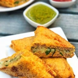 Bread pakora with potato stuffing
