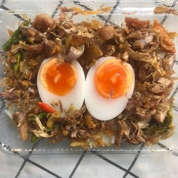 ข้าวหมูทอดกระเทียมพริกสด ไข่ต้มยางมะตูม