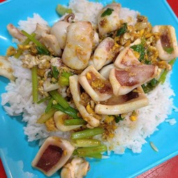ข้าวหมึกผัดผงกระหรี่