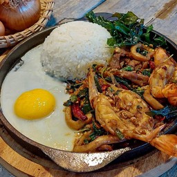 กะเพราทะเล + หมู + ไข่ดาว (พร้อมข้าว)